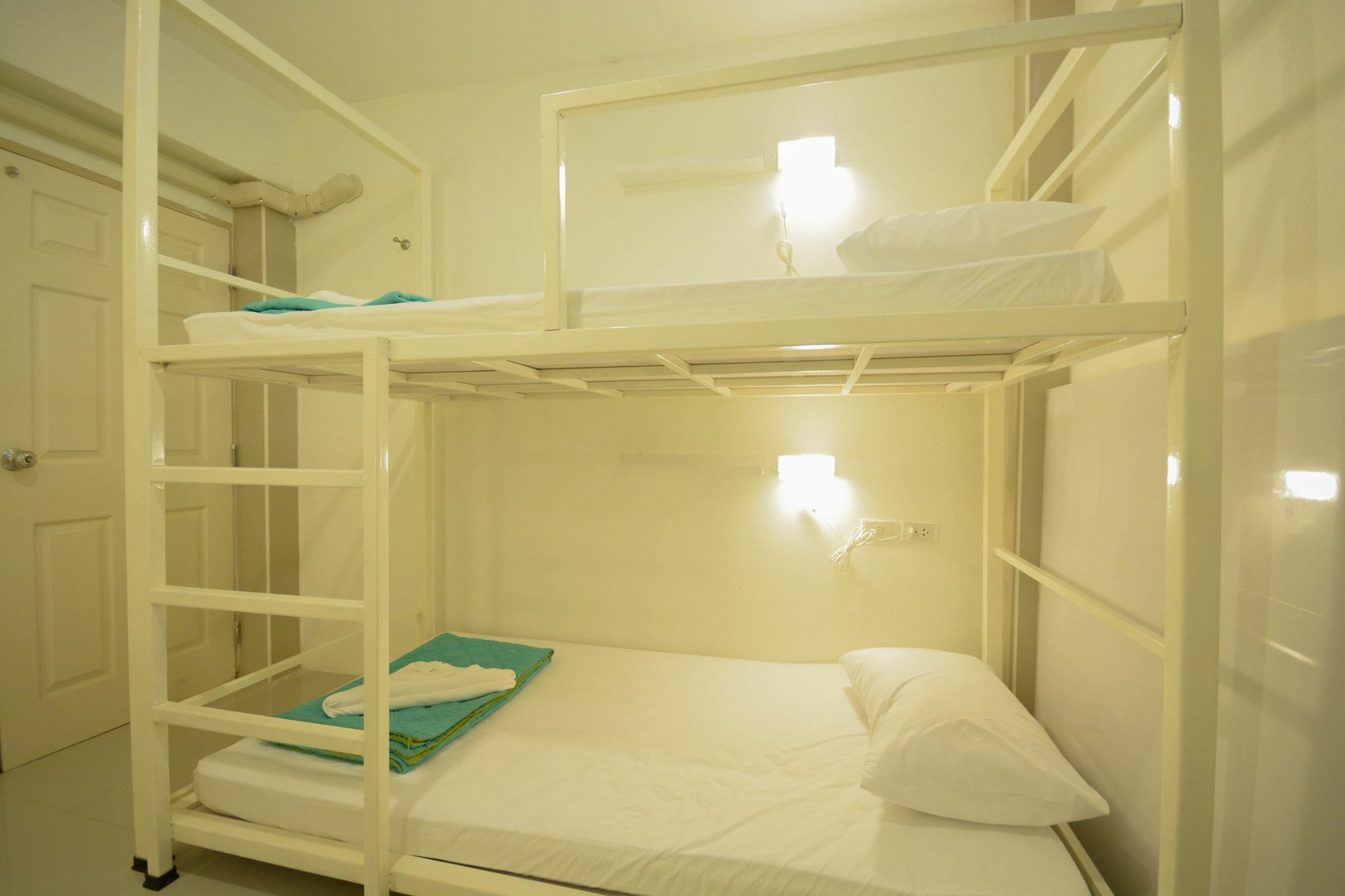 Irest Ao Nang Seafront Hostel Екстериор снимка