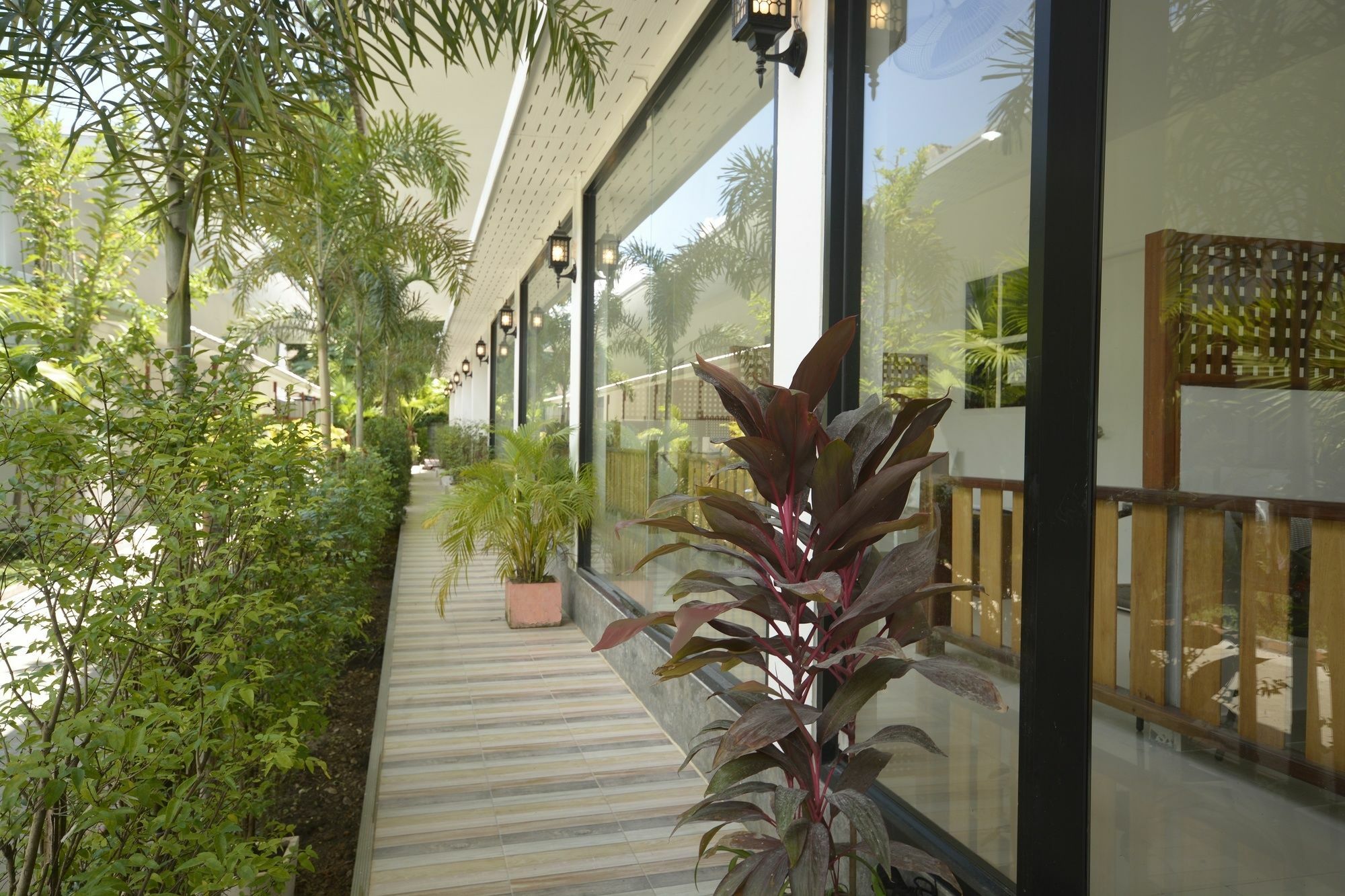 Irest Ao Nang Seafront Hostel Екстериор снимка
