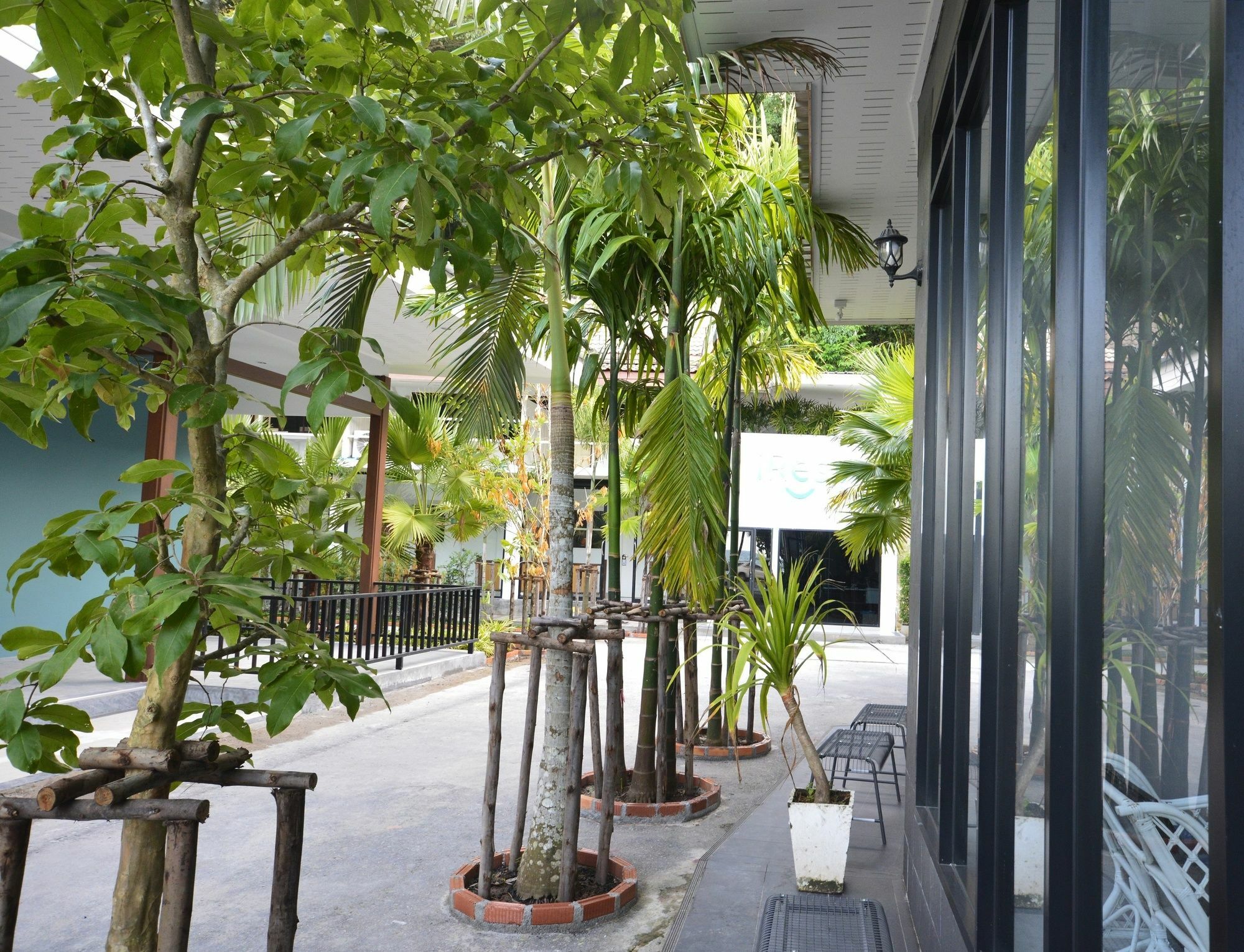 Irest Ao Nang Seafront Hostel Екстериор снимка