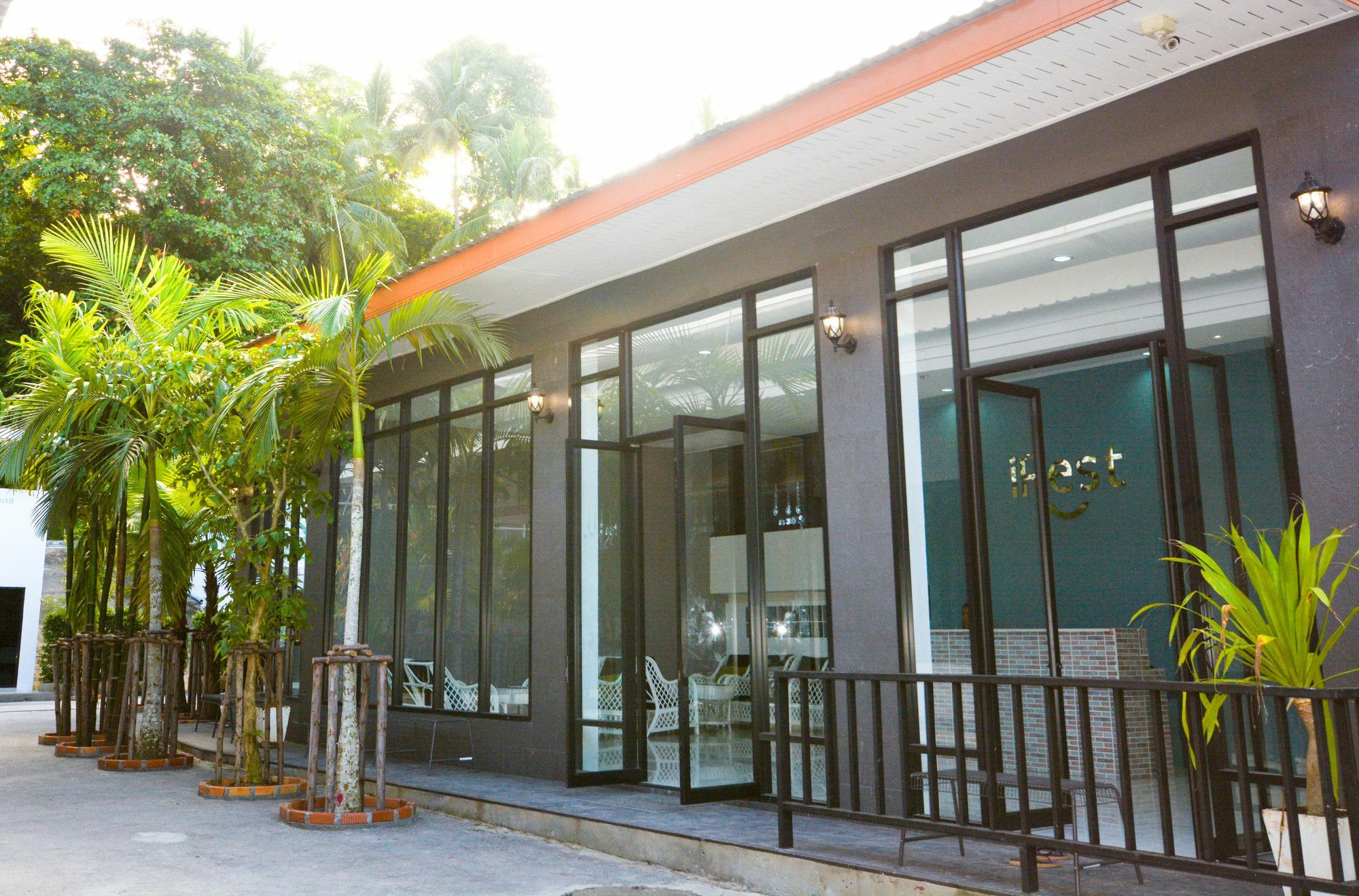 Irest Ao Nang Seafront Hostel Екстериор снимка