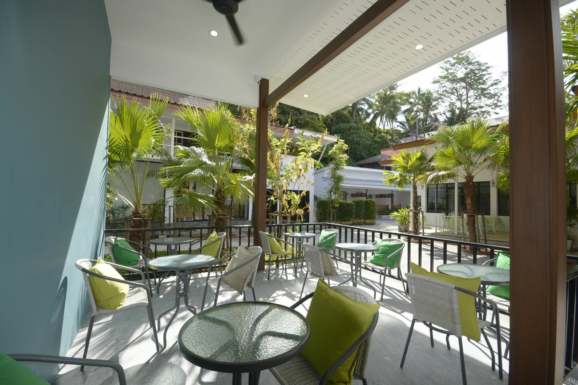 Irest Ao Nang Seafront Hostel Екстериор снимка