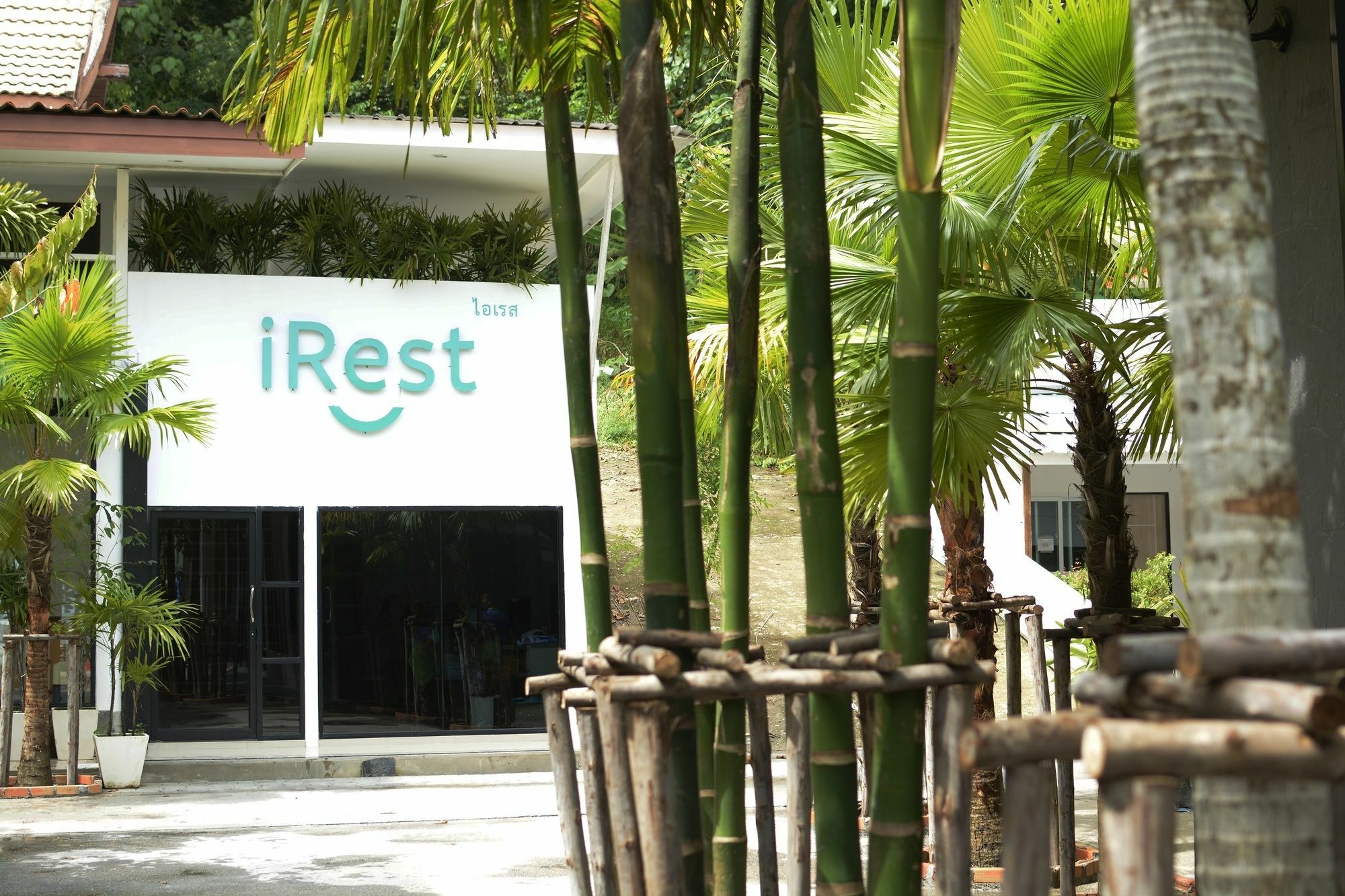 Irest Ao Nang Seafront Hostel Екстериор снимка