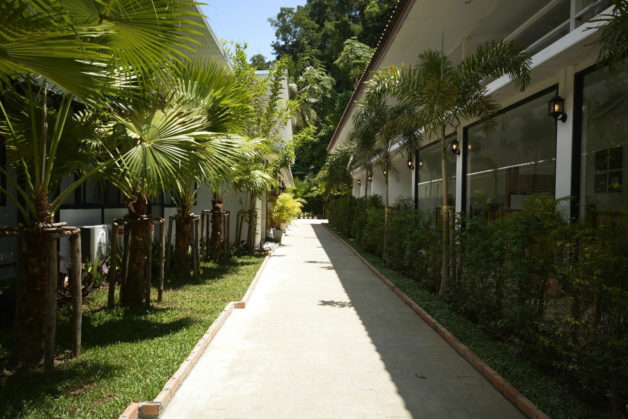 Irest Ao Nang Seafront Hostel Екстериор снимка