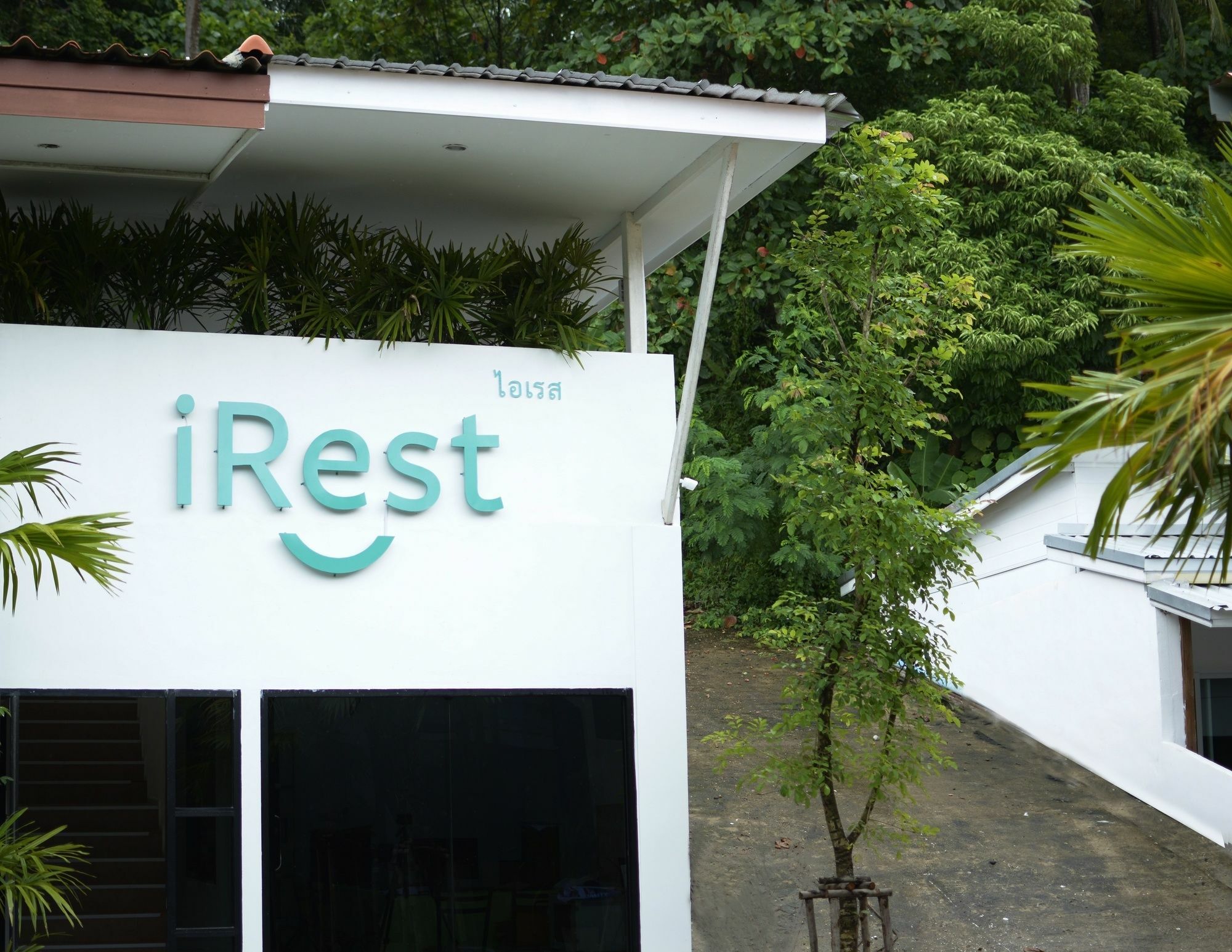 Irest Ao Nang Seafront Hostel Екстериор снимка