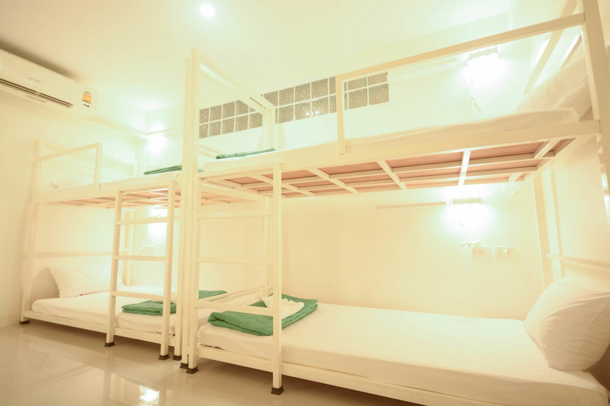 Irest Ao Nang Seafront Hostel Екстериор снимка