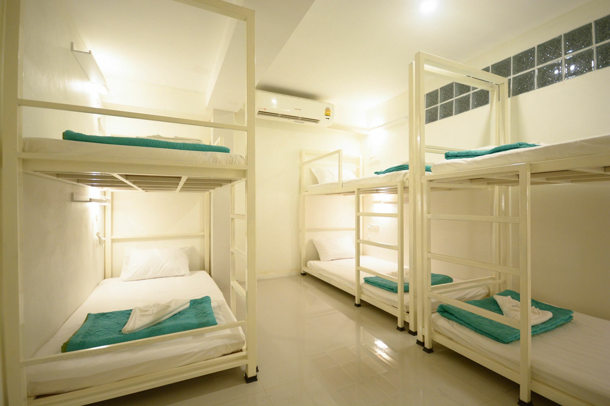 Irest Ao Nang Seafront Hostel Екстериор снимка