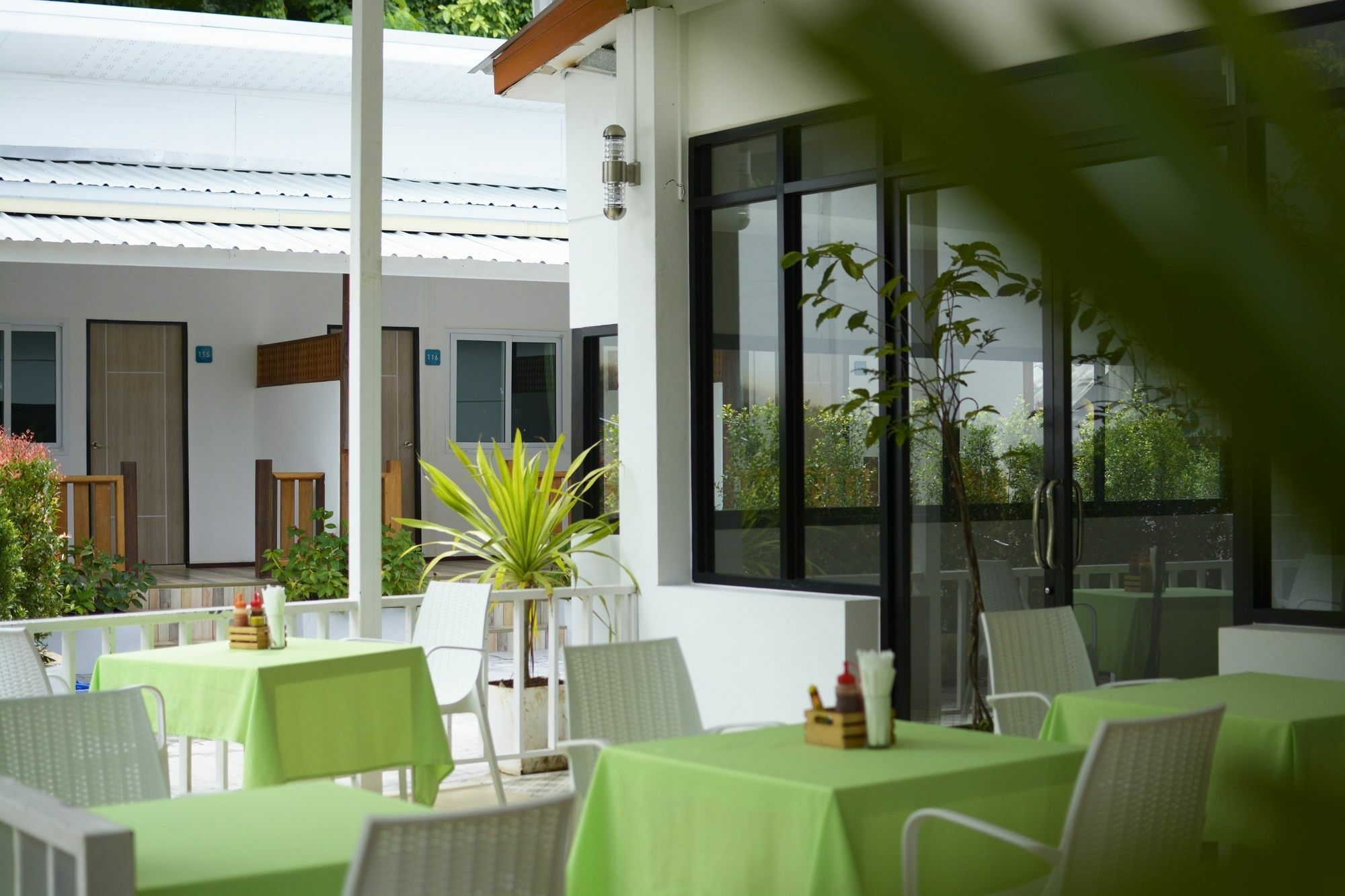 Irest Ao Nang Seafront Hostel Екстериор снимка