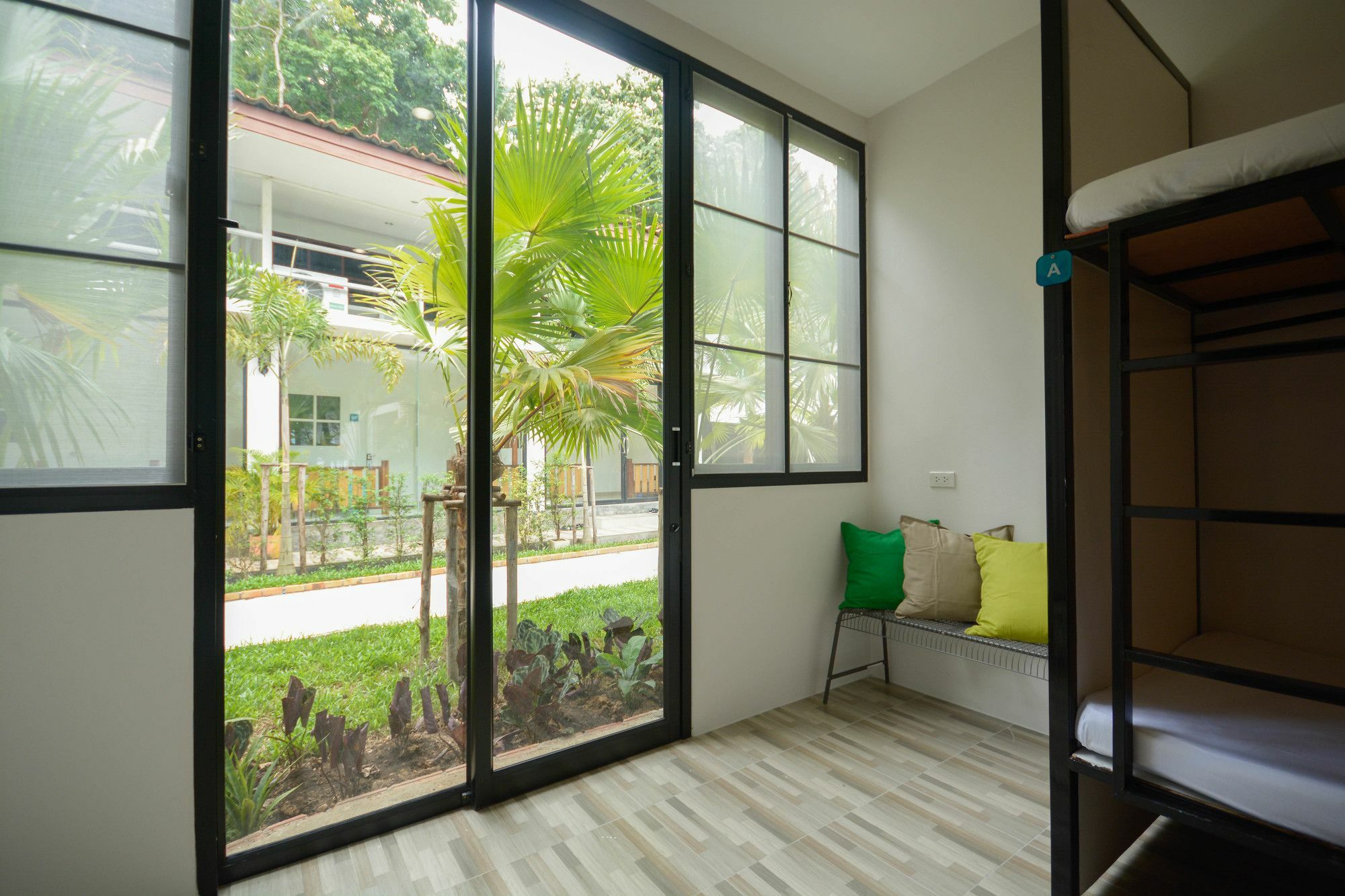Irest Ao Nang Seafront Hostel Екстериор снимка